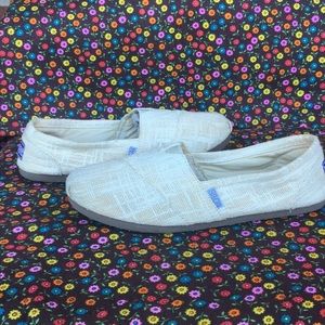 Women’s Cream Colored Bob’s size 8